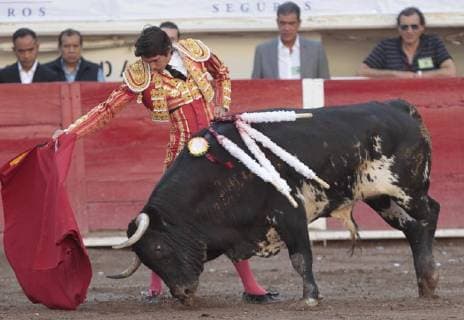 French Sebastian Castella performs a pass during a bullfighting as part of National Fair of San Marcos at Monumental bullring in Aguascalientes, Mexico, 27 April 2018. National Fair of San Marcos in Aguascalientes, Mexico !ACHTUNG: NUR REDAKTIONELLE NUTZUNG!  Copyright: xMarioxGuzmánx MEX31 20180428-636604916695254177