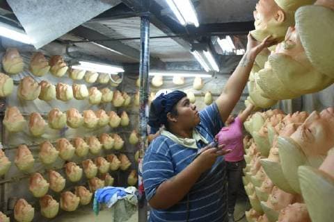 April 27, 2018 - Cuernavaca, Morelos, Mexico - A worker girl seen manufacturing masks of the U.S. president Donald Trump in Cuernavaca, Mexico. Cuernavaca Mexico - ZUMAs197 20180427_zaa_s197_099 Copyright: xCarlosxTischlerx