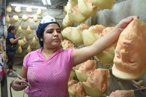 April 27, 2018 - Cuernavaca, Morelos, Mexico - A worker girl seen manufacturing masks of the U.S. president Donald Trump in Cuernavaca, Mexico. Cuernavaca Mexico - ZUMAs197 20180427_zaa_s197_105 Copyright: xCarlosxTischlerx
