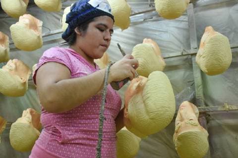 Bilder des Tages April 27, 2018 - Cuernavaca, Morelos, Mexico - A worker girl seen manufacturing masks of the U.S. president Donald Trump in Cuernavaca, Mexico. Cuernavaca Mexico - ZUMAs197 20180427_zaa_s197_108 Copyright: xCarlosxTischlerx