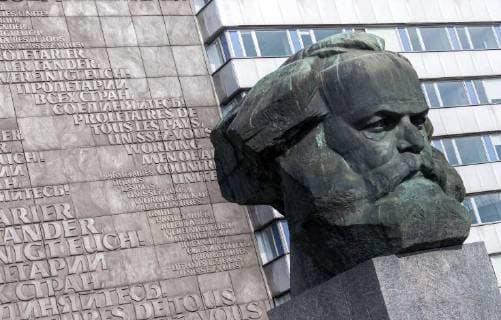 Das Karl Marx Monument in Chemnitz fotografiert am 15.03.2018. Am 05.05.2018 jährt sich der Geburtstag des Philosoph und Theoretiker des Sozialismus und Kommunismus zum 200 mal. Das über 13 Meter hohe und 40 Tonnen schwere Denkmal aus Bronze wurde im Jahr 1971 von dem sowjetischen Bildhauer Lev Kerbel entworfen und gillt als zweitgrösste Porträtbüste der Welt. Chemnitz trug zwischen 1953 und 1990 den Namen Karl Marx Stadt. Chemnitz Sachsen Deutschland *** The Karl Marx Monument in Chemnitz photographed on 15 03 2018 On 05 05 2018 the philosopher and theorist celebrates the 200th anniversary of socialism and communism The 13-meter-high and 40-ton bronze monument was commissioned by the Soviet sculptor in 1971 Lev Kerbel designed and gillt as the second largest portrait bust in the world Chemnitz wore between 1953 and 1990 the name Karl