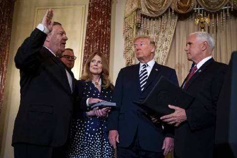 Themen der Woche KW 18 Bilder des Tages Mike Pompeo, U.S. secretary of state, is sworn in by Vice President Mike Pence, as U.S. President Donald Trump, Susan Pompeo, and Nick Pompeo look on, at the State Department, in Washington, D.C. on May 2, 2018.  WAX20180502212 ALxDRAGO