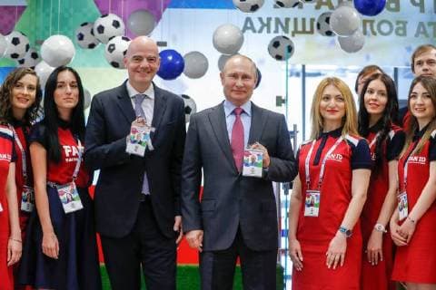 Themen der Woche KW 18 Bilder des Tages SOCHI, RUSSIA â€“ MAY 3, 2018: FIFA President Gianni Infantino and Russia s President Vladimir Putin (L-R in the middle) visit a 2018 FIFA World Cup Fan ID distribution centre. Mikhail Metzel TASS  TS07DEA2