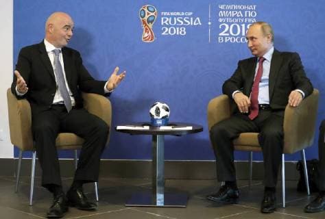 Bilder des Tages SOCHI, RUSSIA â€“ MAY 3, 2018: FIFA President Gianni Infantino (L) and Russia s President Vladimir Putin during a meeting. Mikhail Metzel TASS  TS07DEEE