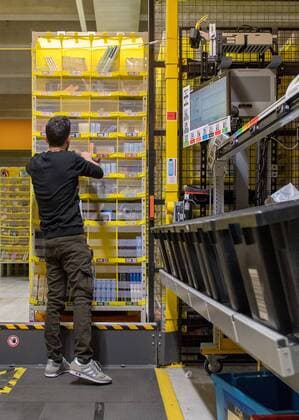 Logistics warehouse HAM2 from Amazon in Winsen robotics field Winsen Copyright: xBjörnxHakex