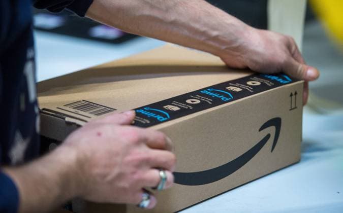 Logistics warehouse HAM2 from Amazon in Winsen Single Pack Station single packing Winsen Copyright: xBjörnxHakex