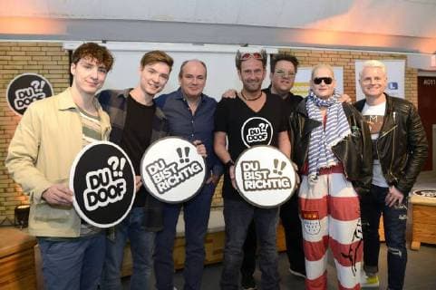 Bilder des Tages Die Lochis, Wolfram Kons, Tom Lehel, Sebastian Krumbiegel, Hella von Sinnen und Guido Cantz beim Auftakt des Mobbing- Präventionsprogramms Du doof?! der Stiftung Mobbing stoppen! Kinder stärken! in der Grundschule GGS in Braunsfeld. Köln, 04.05.2018 *** The Lochis Wolfram Cons Tom Lehel Sebastian Krumbiegel Hella of senses and Guido Cantz at the start of the bullying prevention program Du doof Stop the bullying campaign Strengthen children in the elementary school GGS in Braunsfeld Cologne 04 05 2018 Foto:xJ.xKrickx xFuturexImage