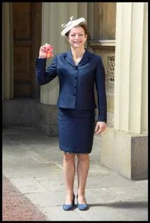 . 04 05 2018. London, United Kingdom. Investitures at Buckingham Palace. Sarah Lewis receives an OBE at the Investitures at Buckingham Palace, London, UK - 04 May 2018.  xi-Imagesx xPoolx IIM-17671-0020