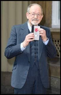 . 04 05 2018. London, United Kingdom. Investitures at Buckingham Palace. Dr. Martin Stern receives an MBE at the Investitures at Buckingham Palace, London, UK - 04 May 2018.  xi-Imagesx xPoolx IIM-17671-0024