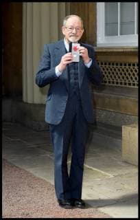 . 04 05 2018. London, United Kingdom. Investitures at Buckingham Palace. Dr. Martin Stern receives an MBE at the Investitures at Buckingham Palace, London, UK - 04 May 2018.  xi-Imagesx xPoolx IIM-17671-0025