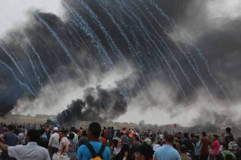 Themen der Woche KW 18 Bilder des Tages May 4, 2018 - Gaza, Palestinian Territories, Palestine - Tear gas canisters are fired by Israeli forces at Palestinian demonstrators during a protest demanding the right to return to their homeland, at the Israel-Gaza border, east of Gaza City, May 4, 2018. Gaza Palestine  - ZUMAn230 20180504_zaa_n230_118 Copyright: xMajdixFathix