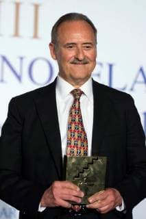 Spanish writer Jorge Molist poses with his prize after winning the Fernando Lara Novel Award with his book Canción de sangre y oro (song of blood and gold) during a gala dinner at Real Alcazar in Seville, Andalusia, Spain, 04 May 2018. Jorge Molist wins the XXIII Fernando Lara Novel Award !ACHTUNG: NUR REDAKTIONELLE NUTZUNG!  Copyright: xRAULxCAROxCARDENASx GRAF8979 20180505-636610781505289815