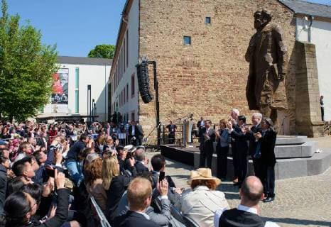 Themen der Woche KW 18 Bilder des Tages Enthüllung der Karl-Marx-Statue in Trier Zum 200. Geburtstag von Karl Marx hat die Stadt Trier am Samstag (05.05.18) eine Statue des beruehmten Philosophen Marx, ein Werk des Bildhauers Wu Weishan, enthuellt. Die umstrittene Skulptur ist ein Geschenk der Volksrepublik China an Trier. Vertreter der Union der Opferverbaende Kommunistischer Gewaltherrschaft, der Gedenkstaette Berlin-Hohenschoenhausen, der Gesellschaft fuer bedrohte Voelker und des Deutschen P.E.N.-Zentrums kritisieren die Stadt fuer das Aufstellen des Denkmals. (Siehe epd-Meldung vom 05.05.2018) Umstrittene Karl Marx Statue in Trier enthuellt *** On the occasion of the 200th birthday of Karl Marx, the city of Trier revealed on Saturday 05 05 18 a statue of the famous philosopher Marx a work by the sculptor Wu Weishan The controversial sculpture is a gift from the Peoples Republic of China to Trier Representative of Copyright: epd-bild OliverxDietze EDITORIAL USE ONLY
