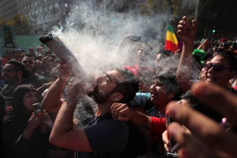 Themen der Woche KW 18 Bilder des Tages Chile: Global Marijuana March in Santiago Young people demonstrate in favor of the regulation of the cultivation and use of Cannabis, in Santiago, Chile, 5 May 2018. Some 80,000 people marched down the main avenue of Santiago in a relaxed and joyful demonstration in favor of self-cultivation and use of cannabis for medicinal and recreational purposes, the organizers of the march informed. Thousands of Chileans march in favor of the regulation of Cannabis !ACHTUNG: NUR REDAKTIONELLE NUTZUNG!  Copyright: xMARIOxRUIZx CH13 20180505-636611521439509762