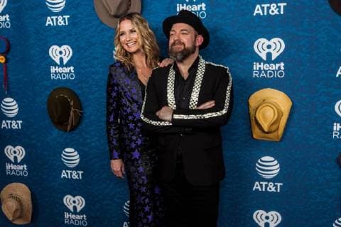 May 5, 2018 - Austin, Texas, USA - Kristian Bush and Jennifer Nettles of Sugarland walk the Red Carpet at the iHeart Country Music Fest in Austin, Texas on May 5th, 2018 (05 05 18). Photo of KRISTIAN BUSH and JENNIFER NETTLES. Austin USA - ZUMAm222 20180505_zap_m222_020 Copyright: xMichaelxMullenixx