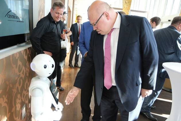 Themen der Woche KW 18 Bilder des Tages 06.05.2018, Frankfurt am Main, Flemingshotel Talkshow überBLICK Thema Digitalisierung Pepper ist ein humanoider Roboter, der darauf programmiert ist, Menschen und deren Mimik und Gestik zu analysieren und auf diese Emotionszustände entsprechend zu reagieren Bild zeigt: Pepper und Bundeswirtschaftsminister Peter Altmaier *** 06 05 2018 Frankfurt am Main Flemingshotel Talkshow OVERVIEW Topic Digitalisation Pepper is a humanoid robot programmed to analyze people and their facial expressions and gestures and react accordingly to these emotional states. Picture shows Pepper and Federal Minister of Economics Peter Altmaier