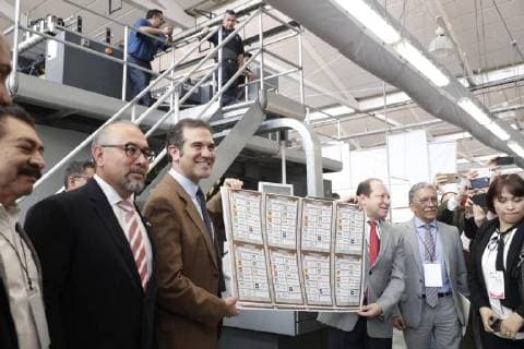 Mexiko, Wahlzettel für Präsidentschaftswahl gedruckt May 6, 2018 - EUM20180506POL25.JPG.CIUDAD DE MEXICO.- Election Elecciones-2018.- El Instituto Nacional Electoral (INE) arranco este domingo en Talleres Graficos de Mexico (TGM) la impresion de los 93 millones de boletas de la eleccion presidencial para, antes del 10 de junio, comenzar su distribucion en los 300 consejos distritales del pais. Evento encabezado por el presidente del Instituto; Lorenzo Cordova. A su lado, Ariel Garcia y el consejero Marco Antonio Banos. Foto: Agencia EL UNIVERSAL Luis Cortes RCC.  - ZUMAu78_ 20180506_zaf_u78_561 Copyright: xLuisxCortesx