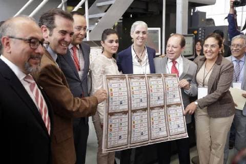 Mexiko, Wahlzettel für Präsidentschaftswahl gedruckt May 6, 2018 - EUM20180506POL27.JPG.CIUDAD DE MEXICO.- Election Elecciones-2018.- El Instituto Nacional Electoral (INE) arranco este domingo en Talleres Graficos de Mexico (TGM) la impresion de los 93 millones de boletas de la eleccion presidencial para, antes del 10 de junio, comenzar su distribucion en los 300 consejos distritales del pais. Evento encabezado por el presidente del Instituto; Lorenzo Cordova. 5 de mayo 2018. Foto: Agencia EL UNIVERSAL Luis Cortes RCC.  - ZUMAu78_ 20180506_zaf_u78_563 Copyright: xLuisxCortesx