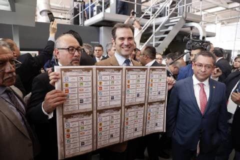 Mexiko, Wahlzettel für Präsidentschaftswahl gedruckt May 6, 2018 - EUM20180506POL28.JPG.CIUDAD DE MEXICO.- Election Elecciones-2018.- El Instituto Nacional Electoral (INE) arranco este domingo en Talleres Graficos de Mexico (TGM) la impresion de los 93 millones de boletas de la eleccion presidencial para, antes del 10 de junio, comenzar su distribucion en los 300 consejos distritales del pais. Evento encabezado por el presidente del Instituto; Lorenzo Cordova. 5 de mayo 2018. Foto: Agencia EL UNIVERSAL Luis Cortes RCC.  - ZUMAu78_ 20180506_zaf_u78_565 Copyright: xLuisxCortesx
