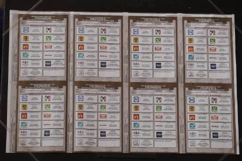 Mexiko, Wahlzettel für Präsidentschaftswahl gedruckt May 6, 2018 - EUM20180506POL30.JPG.CIUDAD DE MEXICO.- Election Elecciones-2018.- El Instituto Nacional Electoral (INE) arranco este domingo en Talleres Graficos de Mexico (TGM) la impresion de los 93 millones de boletas de la eleccion presidencial para, antes del 10 de junio, comenzar su distribucion en los 300 consejos distritales del pais. Evento encabezado por el presidente del Instituto; Lorenzo Cordova. A su lado, Ariel Garcia y el consejero Marco Antonio Banos. Foto: Agencia EL UNIVERSAL Luis Cortes RCC.  - ZUMAu78_ 20180506_zaf_u78_567 Copyright: xLuisxCortesx