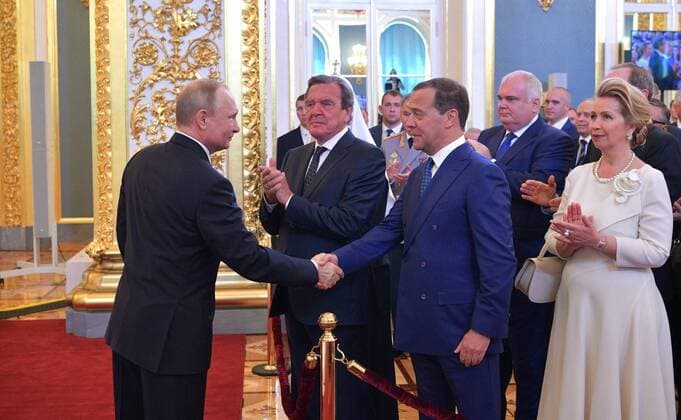 May 7, 2018. - Russia, Moscow. - Russian President-elect Vladimir Putin (left) and Prime Minister Dmitry Medvedev (3rd left) during Vladimir Putin s inaugural ceremony in the Kremlin. 2nd left: former German Chancellor Gerhard Schroder. Right: Dmitry Medvedev s wife, Svetlana Medvedeva. KremlinxPool 