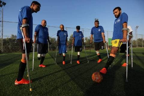 Bilder des Tages May 7, 2018 - Deir Al-Balah, Gaza Strip, Palestinian Territory - Disabled Palestinians who were lost their limbs during the Israeli wars on Gaza Strip participate in football training, in Deir al-Balah in the center of Gaza Strip on May 7, 2018 Deir Al-Balah Palestinian Territory - ZUMAap3_ 20180507_zaf_ap3_083 Copyright: xAshrafxAmrax