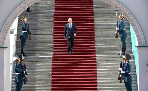 Themen der Woche KW 19 May 7, 2018 - Moscow, Russia - Russian President Vladimir Putin walks down the step os the Kremlin Grand Palace as he arrives to watch a review of the Presidential Regiment to mark his fourth inauguration on Cathedral Square in the Kremlin Grand Palace May 7, 2018 in Moscow, Russia. Putin was sworn-in for the forth time as the President of the Russian Federation. Moscow Russia - ZUMAp138 20180507_zaa_p138_031 Copyright: xKremlinxPoolx
