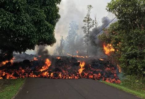 Themen der Woche KW 19 A lava flow moves on Makamae Street in Leilani Estates on the Island of Hawaii, often called the Big Island, on May 6, 2018. Eruptions in the lower East Rift Zone of Kilauea Volcano continue as the island was hit on May 4 with a 6.9 magnitude earthquake, the most powerful on the island since 1975 according to the U.S. Geological Survey. Hundreds of residents have been evacuated from the subdivisions of Leilani Estates and Lanipuna Gardens.  WAX2018050702 USGS