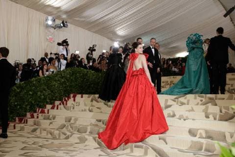 Anne Hathaway arrives on the red carpet at The Metropolitan Museum of Art s Costume Institute Benefit Heavenly Bodies: Fashion and the Catholic Imagination at Metropolitan Museum of Art in New York City on May 7, 2018.  NYP20180507369 JOHNxANGELILLO