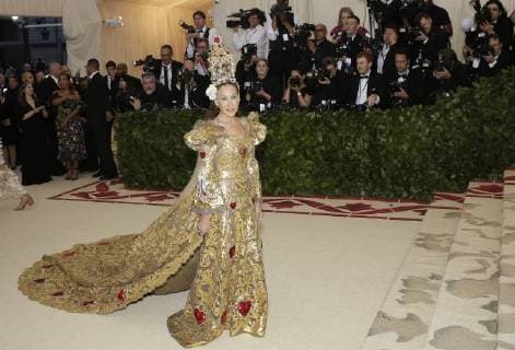 Sarah Jessica Parker arrives on the red carpet at The Metropolitan Museum of Art s Costume Institute Benefit Heavenly Bodies: Fashion and the Catholic Imagination at Metropolitan Museum of Art in New York City on May 7, 2018.  NYP20180507713 JOHNxANGELILLO