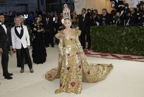 Sarah Jessica Parker arrives on the red carpet at The Metropolitan Museum of Art s Costume Institute Benefit Heavenly Bodies: Fashion and the Catholic Imagination at Metropolitan Museum of Art in New York City on May 7, 2018.  NYP20180507714 JOHNxANGELILLO
