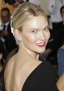 Karlie Kloss arrives on the red carpet at The Metropolitan Museum of Art s Costume Institute Benefit Heavenly Bodies: Fashion and the Catholic Imagination at Metropolitan Museum of Art in New York City on May 7, 2018.  NYP20180507721 JOHNxANGELILLO