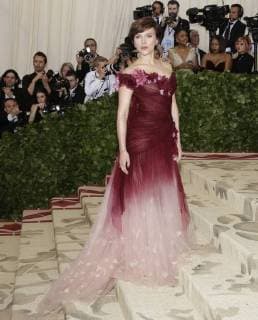 Scarlett Johansson arrives on the red carpet at The Metropolitan Museum of Art s Costume Institute Benefit Heavenly Bodies: Fashion and the Catholic Imagination at Metropolitan Museum of Art in New York City on May 7, 2018.  NYP20180507785 JOHNxANGELILLO