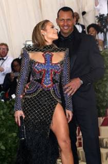 May 7, 2018 - New York, N.Y, USA - JENNIFER LOPEZ, ALEX RODRIGUEZ attend the Metropolitan Museum of Art Costume Institute Benefit with exhibition of Heavenly Bodies: Fashion and the Catholic Imagination .The Met Museum, NYC.May 7, 2018.Photos by , Globe Photos Inc. New York USA - ZUMAms4_ 20180507_zaa_ms4_062 Copyright: xSoniaxMoskowitzx