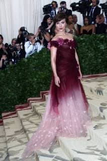May 7, 2018 - New York, N.Y, USA - SCARLETT JOHANSSON attends the Metropolitan Museum of Art Costume Institute Benefit with exhibition of Heavenly Bodies: Fashion and the Catholic Imagination .The Met Museum, NYC.May 7, 2018.Photos by , Globe Photos Inc. New York USA - ZUMAms4_ 20180507_zaa_ms4_075 Copyright: xSoniaxMoskowitzx
