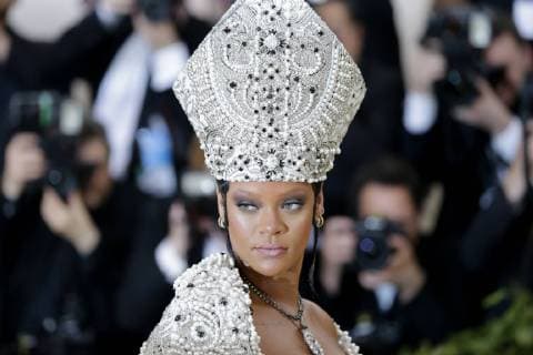Entertainment Bilder der Woche KW 19 Rihanna arrives on the red carpet at The Metropolitan Museum of Art s Costume Institute Benefit Heavenly Bodies: Fashion and the Catholic Imagination at Metropolitan Museum of Art in New York City on May 7, 2018.  NYP20180507808 JOHNxANGELILLO