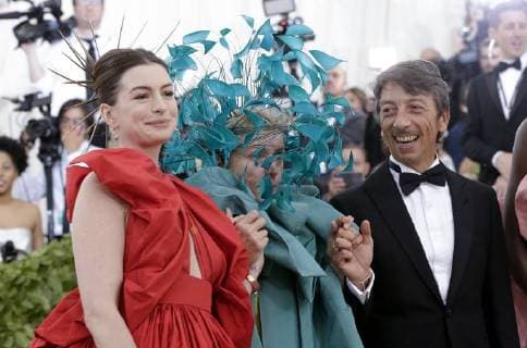 Francis McDermott and Anne Hathaway arrive on the red carpet at The Metropolitan Museum of Art s Costume Institute Benefit Heavenly Bodies: Fashion and the Catholic Imagination at Metropolitan Museum of Art in New York City on May 7, 2018.  NYP20180507814 JOHNxANGELILLO
