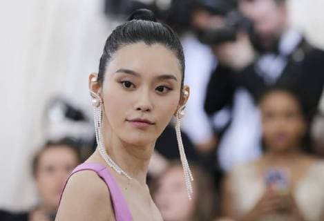 Ming Xi arrives on the red carpet at The Metropolitan Museum of Art s Costume Institute Benefit Heavenly Bodies: Fashion and the Catholic Imagination at Metropolitan Museum of Art in New York City on May 7, 2018.  NYP20180507807 JOHNxANGELILLO