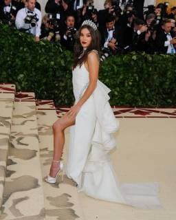 May 7, 2018 - New York, NY, U.S. - 07 May 2018 - New York, New York - Hailee Steinfeld. 2018 Metropolitan Museum of Art Costume Institute Gala: Heavenly Bodies: Fashion and the Catholic Imagination. Photo Credit: Christopher Smith AdMedia New York U.S. - ZUMAa123 20180507_zaa_a123_237 Copyright: xChristopherxSmithAdmediax