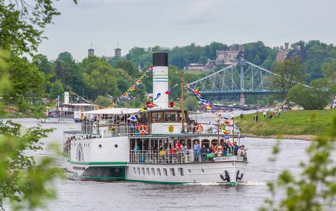 Dresdner Steamer Parade 2018 Traditionally for the start of the season on May Day, all 9 historic paddle steamers and the two saloon ships of the fleet make a decorated parade with