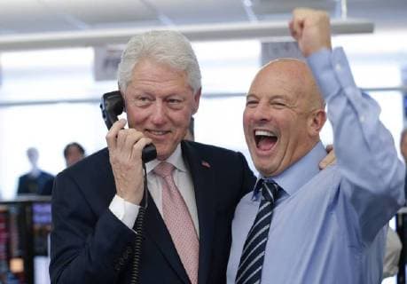 Entertainment Bilder der Woche KW 19 Entertainment Bilder des Tages BTIG Co-Founder Steven Starker stands with former President of the United States Bill Clinton who speaks to a client at the 2018 BTIG Commissions for Charity Day in New York City on May 8, 2018.  NYP20180508105 JOHNxANGELILLO