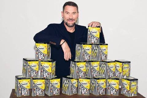 Entertainment Bilder der Woche KW 19 Entertainment Bilder des Tages Michael Michalsky Der Modeschöpfer Michael Michalsky hat Katzenfutterdosen designt. in seinem Atelier am Mehringdamm in Berlin Kreuzberg. Berlin Deutschland *** Michael Michalsky Fashion designer Michael Michalsky designed cat food cans in his studio at Mehringdamm in Berlin Kreuzberg Berlin Germany Copyright: xDorisxSpiekermann-KlaasxTSPx