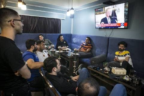 Themen der Woche KW 19 Bilder des Tages (180508) -- TEHRAN, May 8, 2018 -- People watch the news broadcast on U.S. withdrawal from the Iran nuclear deal at a teahouse in central Tehran, capital of Iran, on May 8, 2018. U.S. President Donald Trump said on Tuesday that he will withdraw the United States from the Iran nuclear deal, a landmark international agreement signed in 2015. Ahmad Halabisaz) IRAN-TEHRAN-U.S.-TRUMP-IRAN NUCLEAR DEAL-WITHDRAWAL AhmadxHalabsiaz 