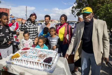 Entertainment Bilder der Woche KW 19 Entertainment Bilder des Tages (180508) -- CAPE TOWN, May 8, 2018 -- Fredie Blom (1st R) celebrates his 114th birthday with his relatives in Delft near Cape Town, South Africa, on May 8, 2018. Fredie Blom, believed to be the world s oldest man alive, celebrated his 114th birthday near Cape Town on Tuesday with much fanfare. ) SOUTH AFRICA-CAPE TOWN- WORLD S OLDEST MAN -114TH BIRTHDAY WillemxvanxderxMerwe 