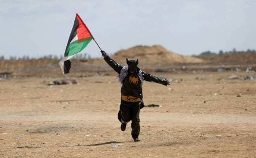 Themen der Woche KW 19 Bilder des Tages May 9, 2018 - Khan Younis, Gaza Strip, Palestinian Territory - A Palestinian protester dressed as Bat Man waves Palestine flag during a protest demanding the right to return to their homeland, at the Israel-Gaza border in Khan Younis in the southern Gaza Strip, May 9, 2018 Khan Younis Palestinian Territory - ZUMAap3_ 20180509_zaf_ap3_050 Copyright: xAshrafxAmrax