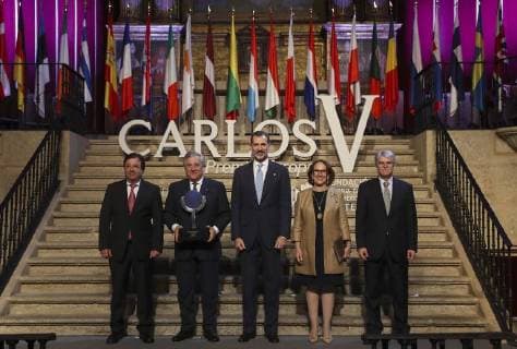 Spain s King Felipe VI (C) poses with the President of the EU Parliament, Italian Antonio Tajani (2L), the Ibero-American Secretary-General, Rebeca Grynspan (2R), Spanish Foreign Minister, Alfonso Dastis, and the regional President of Extremadura, Guillermo Fernandez Vara, during the handover ceremony of the XII Carlos V European Award to Tajani held at the Monastery of Yuste in Caceres, Spain, 09 May 2018. Antonio Tajani receives the Carlos V European Award !ACHTUNG: NUR REDAKTIONELLE NUTZUNG! Copyright: xBALLESTEROSx GRAF2503 20180509-636614679665210764