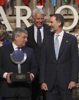 Spain s King Felipe VI (R) poses with the President of the EU Parliament, Italian Antonio Tajani (L), and former Spanish Prime Minister Felipe Gonzalez during the handover ceremony of the XII Carlos V European Award held at the Monastery of Yuste in Caceres, Spain, 09 May 2018. Antonio Tajani receives the Carlos V European Award !ACHTUNG: NUR REDAKTIONELLE NUTZUNG!  Copyright: xBALLESTEROSx GRAF2514 20180509-636614697223681561