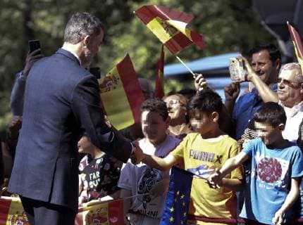 Spain s King Felipe VI (L) greets children as he arrives for the XII Carlos V European Award handover ceremony at the Monastery of Yuste in Caceres, Spain, 09 May 2018. The President of the EU Parliament, Antonio Tajani, received the Carlos V European Award during the ceremony. Antonio Tajani receives the Carlos V European Award !ACHTUNG: NUR REDAKTIONELLE NUTZUNG!  Copyright: xBALLESTEROSx GRAF2558 20180509-636614702392462072
