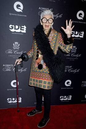IMAGO ICONS: Iris Apfel Iris Apfel bei der Premiere des Dokumentarfilms Always at The Carlyle im Paris Theater. New York, 08.05.2018 *** Iris Apfel at the premiere of the documentary Always at the Carlyle at the Paris Theater New York 08 05 2018 Foto:xD.xVanxTinex xFuturexImage