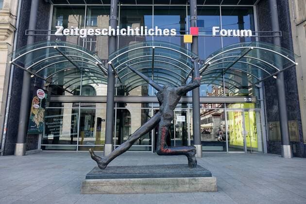 Zeitgeschichtliches Forum in Leipzig Zeitgeschichtliches Forum in Leipzig 29 04 2018 Leipzig Grimmaische Strasse Saxony The sculpture Der Jahrhundertschritt by Wolfgang Mattheuer stands in front of the Zeitgeschichtliches Forum in Leipzig